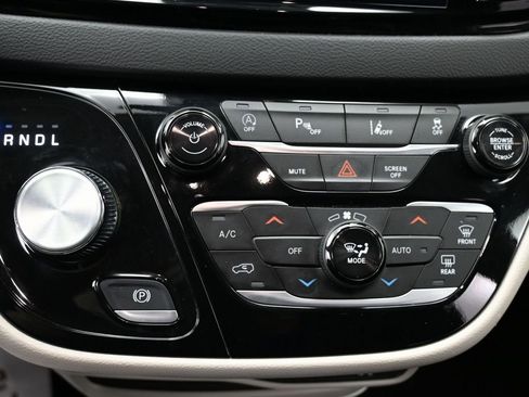 Used 2024 Chrysler Pacifica Touring-L image 29