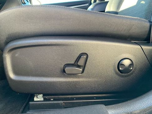 Used 2023 Chrysler 300 Touring w/ Sport Appearance Package image 39