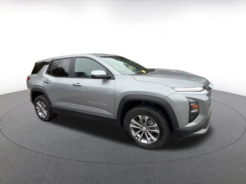 Used 2025 Chevrolet Equinox LT image 2