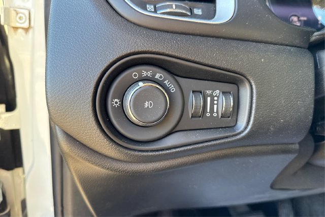 Used 2021 Jeep Renegade Latitude w/ Convenience Group AWD/4WD image 17