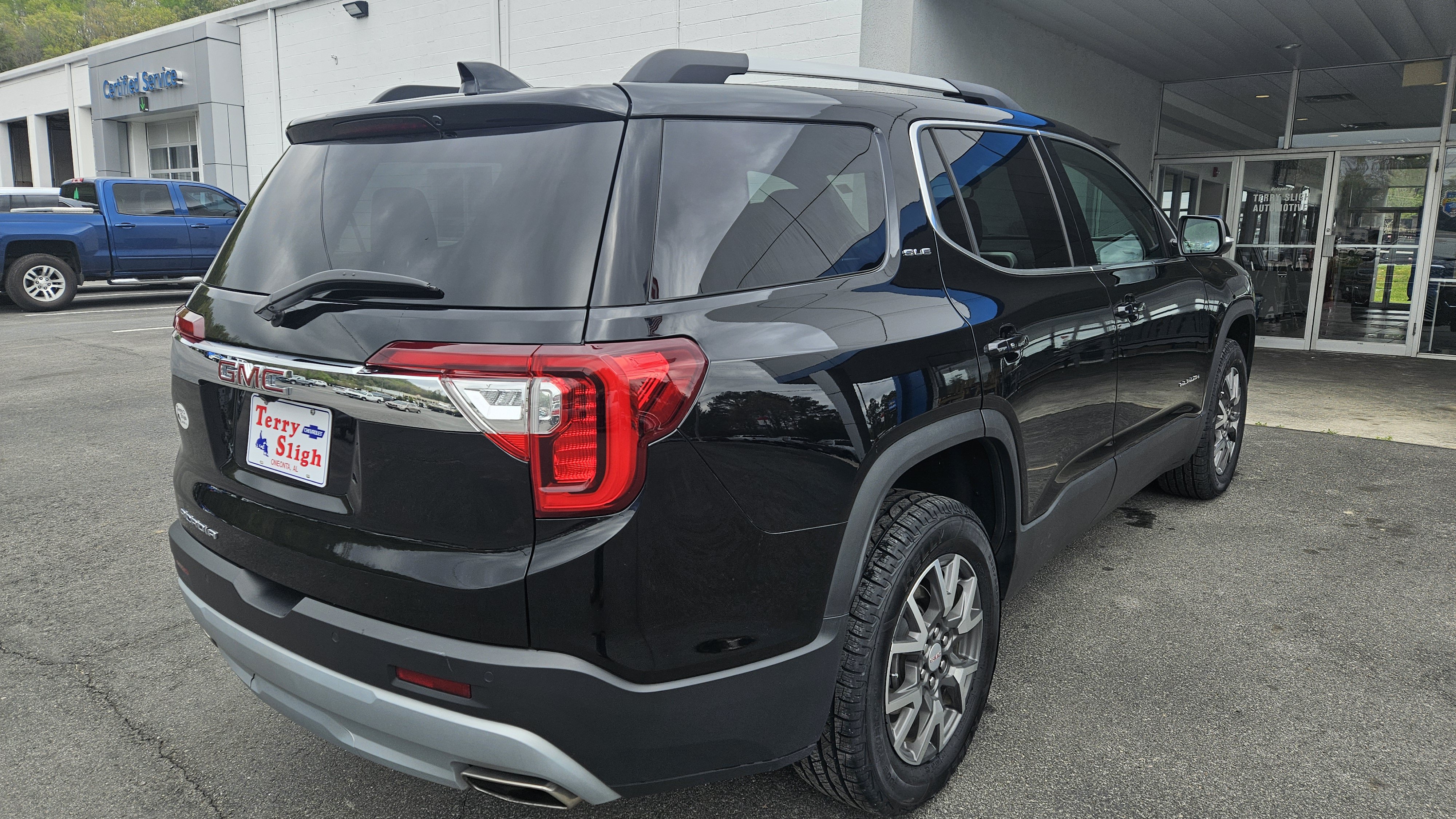 Used 2023 GMC Acadia SLE w/ Driver Convenience Package FWD image 6