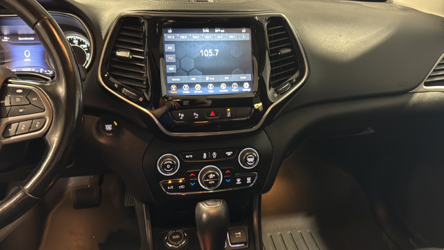 Used 2021 Jeep Cherokee Limited w/ Trailer Tow Group AWD/4WD image 13