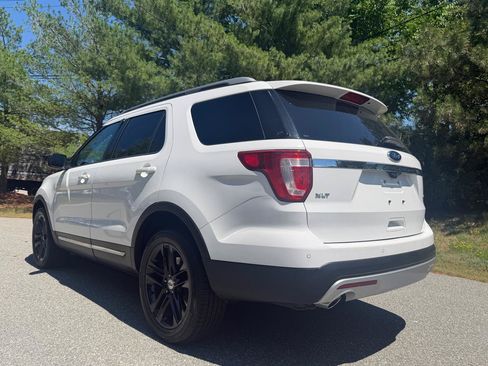 Used 2017 Ford Explorer XLT w/ Equipment Group 202A AWD/4WD image 4
