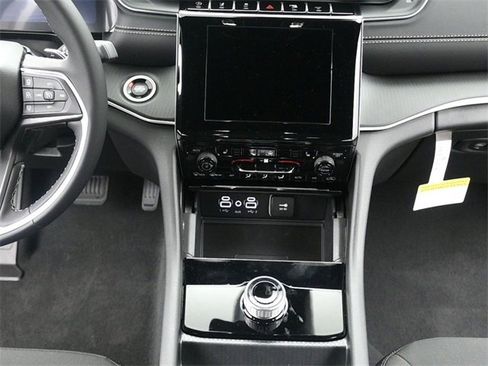 New 2025 Jeep Grand Cherokee Laredo X w/ Luxury Tech Group I image 18