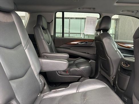 Used 2018 Cadillac Escalade ESV Luxury image 16