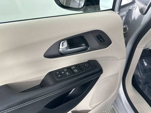Certified 2024 Chrysler Pacifica Touring-L FWD image 16