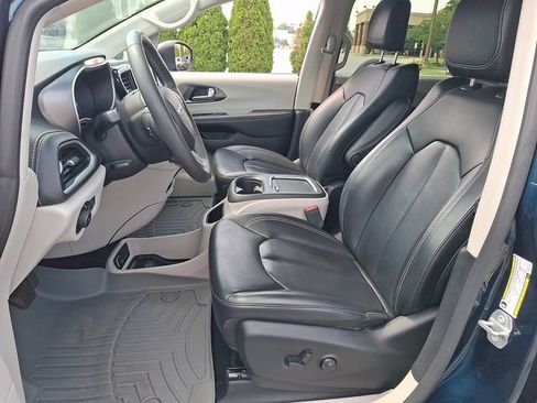 Used 2023 Chrysler Pacifica Touring-L FWD image 15