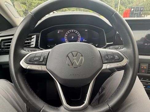 Used 2025 Volkswagen Jetta SE FWD image 39