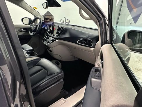 Used 2023 Chrysler Pacifica Touring-L FWD image 26