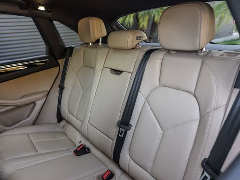 Certified 2025 Porsche Macan image 19