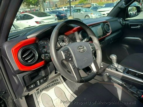 Used 2019 Toyota Tacoma TRD Off-Road image 11