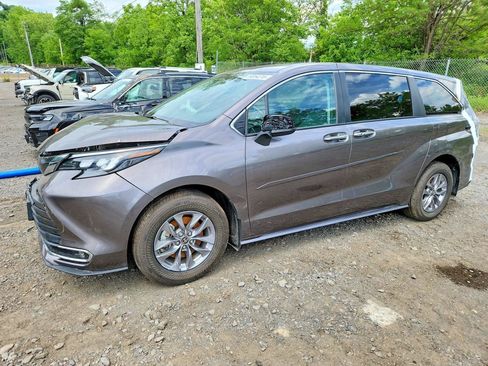 Used 2024 Toyota Sienna XLE AWD/4WD image 2