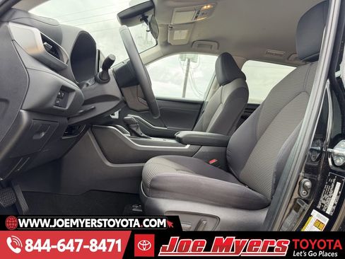 Used 2025 Toyota Highlander LE image 27