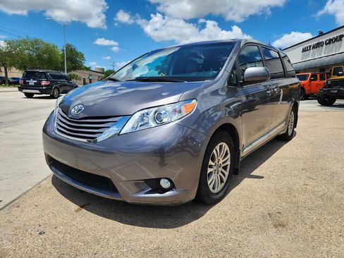 Used 2017 Toyota Sienna XLE w/ XLE Navigation Package FWD image 1