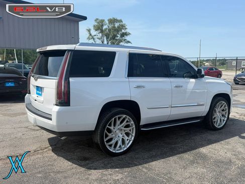 Used 2019 Cadillac Escalade Luxury AWD/4WD image 7
