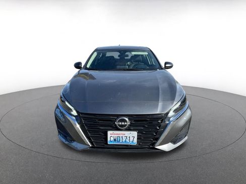 Used 2025 Nissan Altima 2.5 SV FWD image 2