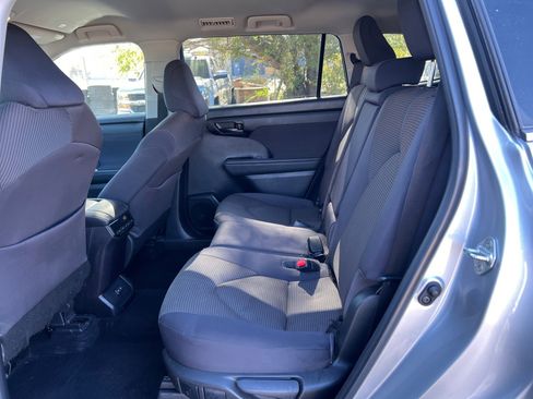Used 2023 Toyota Highlander LE image 25