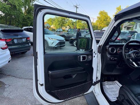 Used 2018 Jeep Wrangler Unlimited Sahara w/ LED Lighting Group AWD/4WD image 15