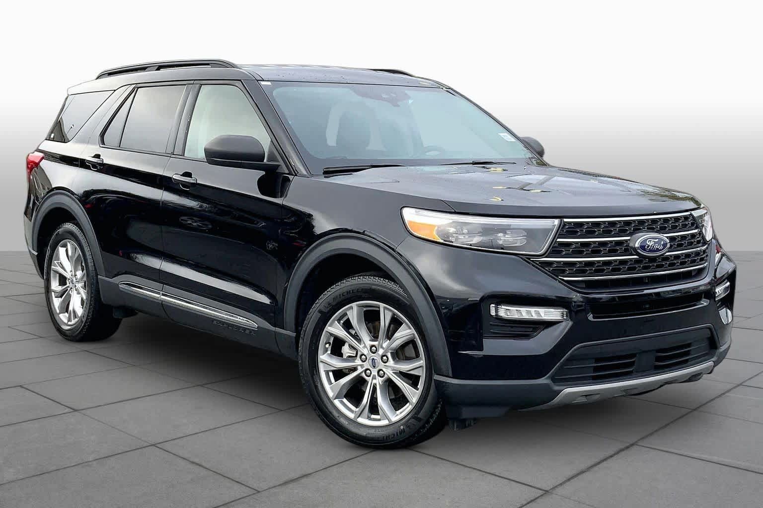 Used 2024 Ford Explorer XLT w/ Equipment Group 202A RWD image 3