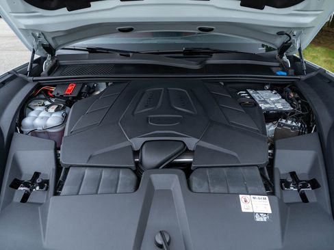 Certified 2024 Porsche Cayenne AWD/4WD image 18