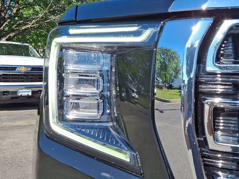Used 2022 GMC Yukon XL SLT w/ SLT Luxury Package AWD/4WD image 9