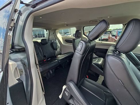 Used 2023 Chrysler Pacifica Touring-L FWD image 40