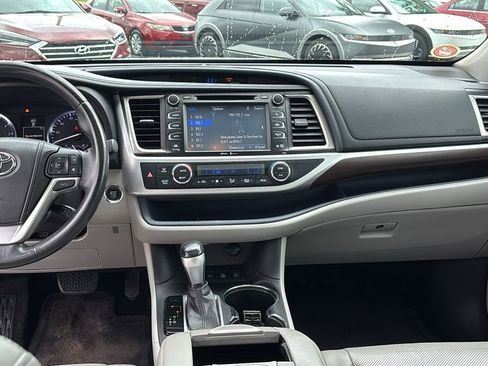 Used 2014 Toyota Highlander Limited w/ Driver Technology Package AWD/4WD image 12