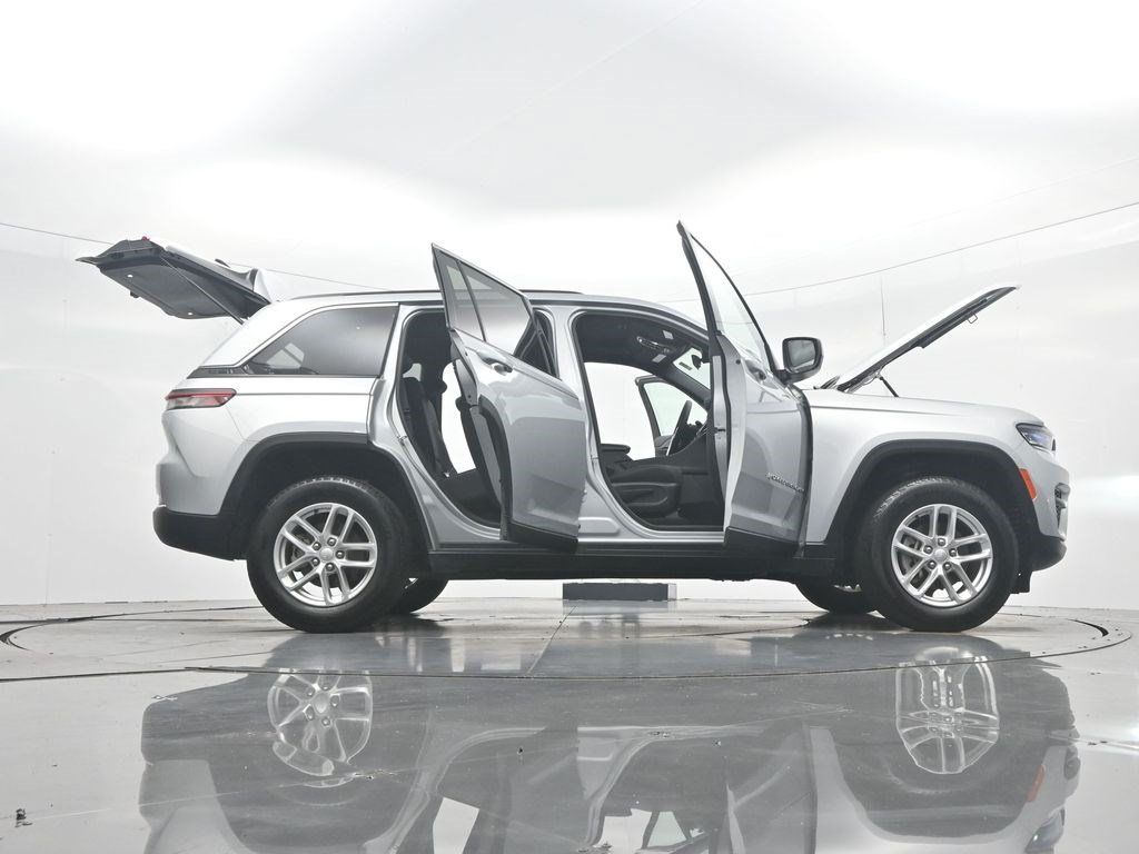 Used 2025 Jeep Grand Cherokee Laredo X AWD/4WD image 45