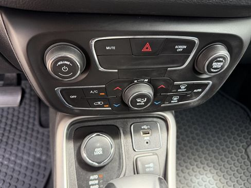Used 2019 Jeep Compass Latitude w/ Cold Weather Group AWD/4WD image 31