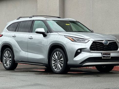 Used 2021 Toyota Highlander Platinum AWD/4WD image 2