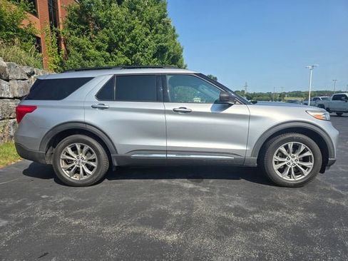 Used 2020 Ford Explorer XLT w/ Equipment Group 202A AWD/4WD image 2