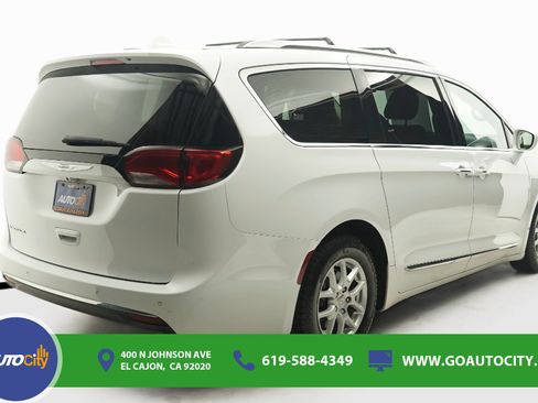 Used 2020 Chrysler Pacifica Touring-L FWD image 8