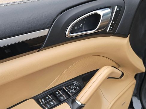 Used 2014 Porsche Cayenne Turbo image 13