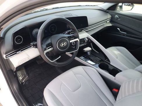 Certified 2025 Hyundai Elantra Limited image 9