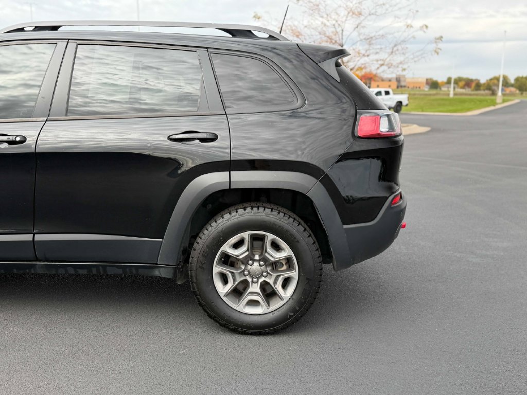 Used 2019 Jeep Cherokee Trailhawk w/ Cold Weather Group AWD/4WD image 13