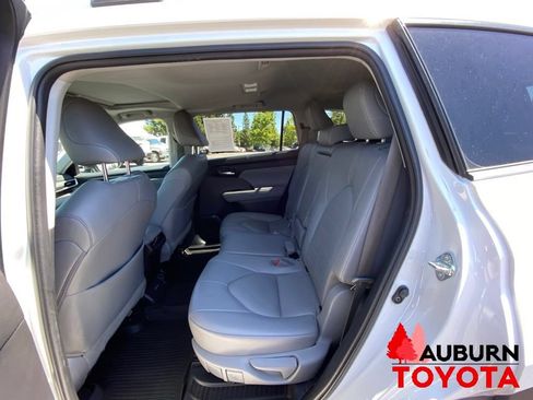 Used 2022 Toyota Highlander XLE AWD/4WD image 28