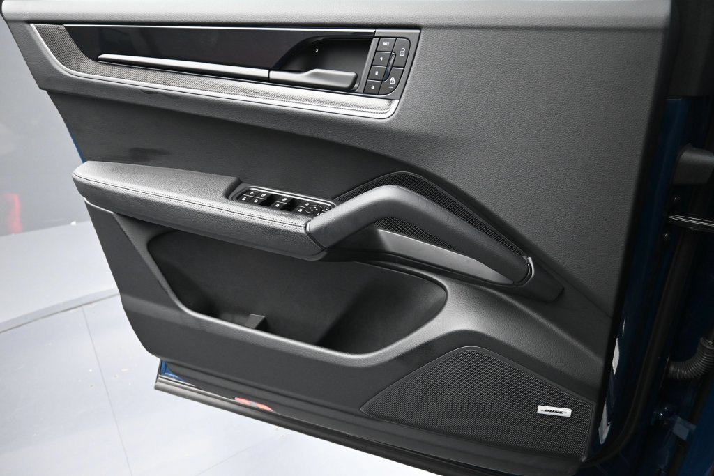 Certified 2024 Porsche Cayenne Coupe AWD/4WD image 24