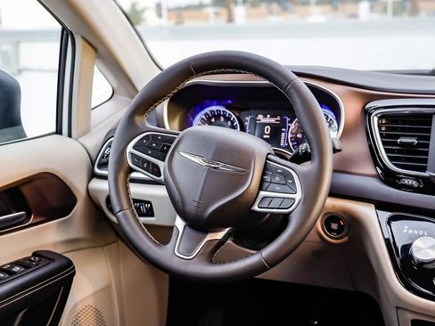 Used 2024 Chrysler Voyager LX image 17