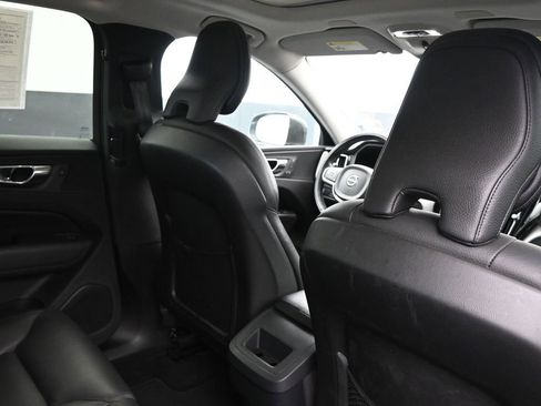 Used 2019 Volvo XC60 T5 Momentum w/ Premium Package image 15