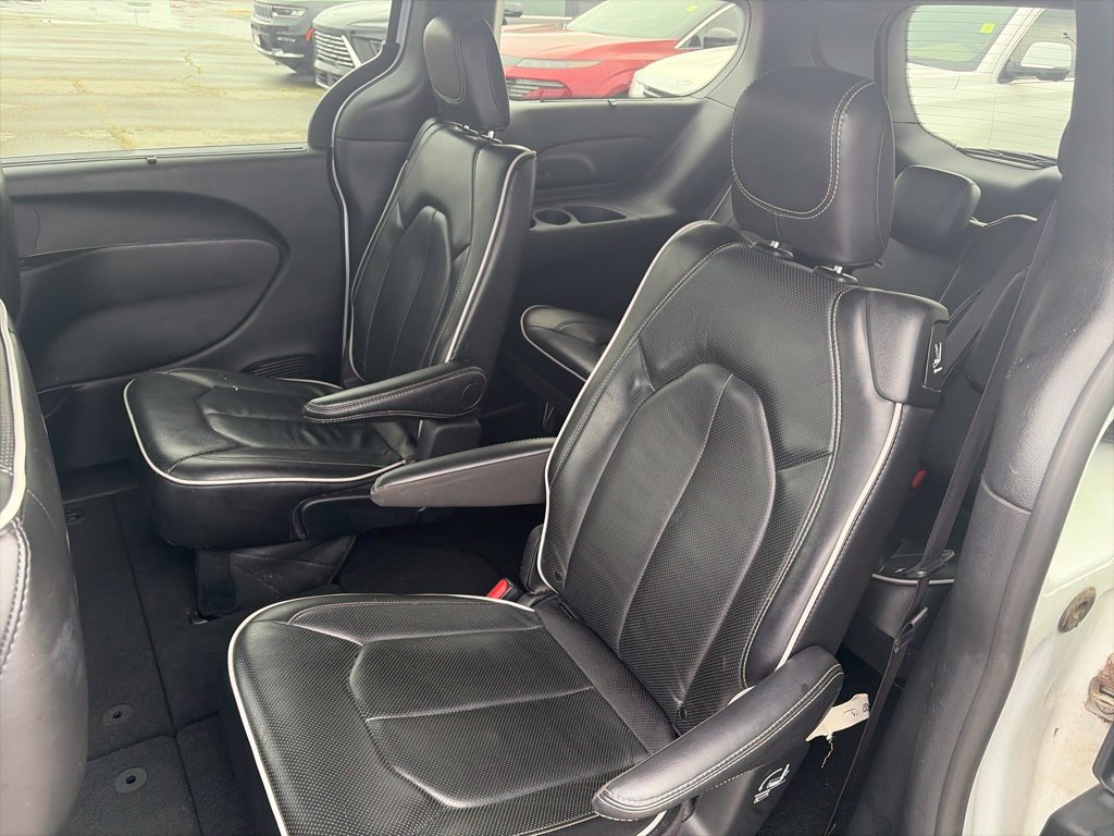 Used 2025 Chrysler Pacifica Limited FWD image 11