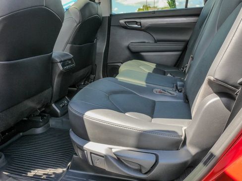 Used 2021 Toyota Highlander Limited AWD/4WD image 19