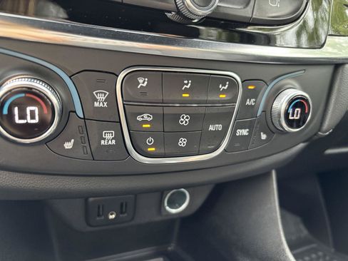 Used 2023 Chevrolet Traverse LT AWD/4WD image 23