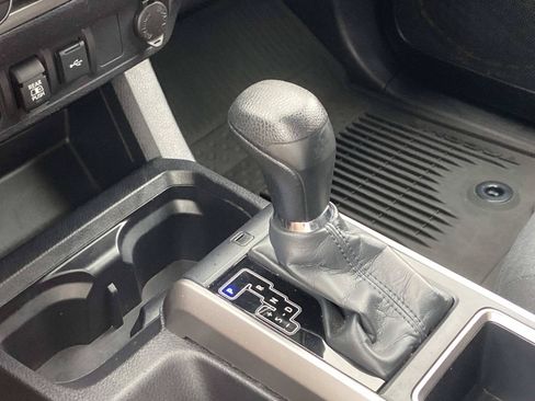 Used 2022 Toyota Tacoma SR5 w/ Technology Package RWD image 33