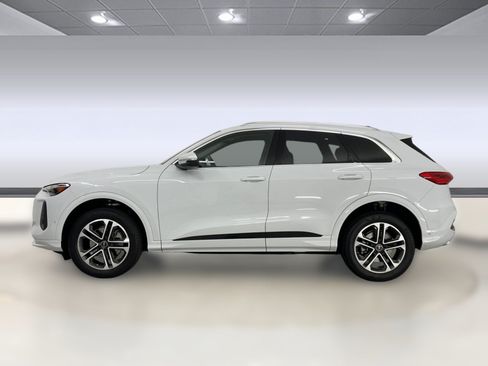 Used 2025 Audi Q5 Premium w/ Convenience Package AWD/4WD image 2