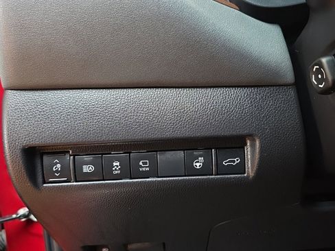 Used 2023 Toyota Venza Limited image 28