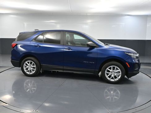 Used 2022 Chevrolet Equinox LS AWD/4WD image 4