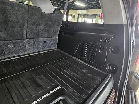 Used 2015 Cadillac Escalade ESV Premium image 23