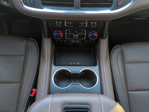 Used 2024 Chevrolet Suburban High Country image 11