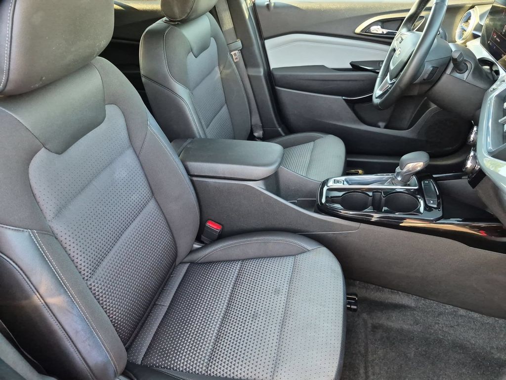 Used 2025 Chevrolet Trax LT w/ LT Convenience Package FWD image 31