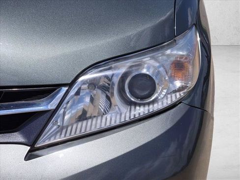 Used 2019 Toyota Sienna XLE w/ XLE Navigation Package FWD image 5